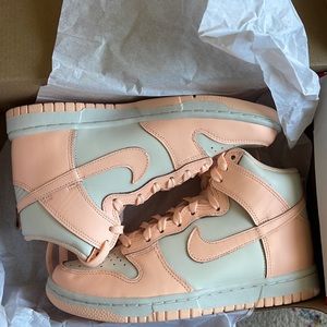 Women’s Nike dunk high never worn